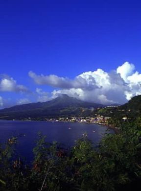 Martinica. Una veduta di Saint-Pierre e sullo sfondo il vulcano Montagne PelÃ©e.De Agostini Picture Library/S. Amantini