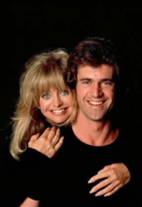 Mel Gibson protagonista con Goldie Hawn del film Due nel mirino (1990) di J. Badham.De Agostini Picture Library