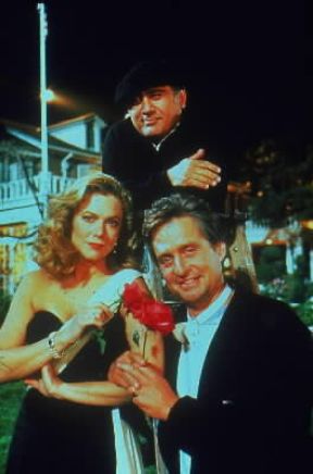 Michael Douglas (in basso a destra) in una foto di scena per il film La guerra dei Roses (1989).De Agostini Picture Library