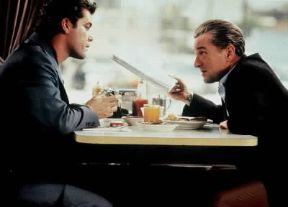 Robert De Niro (a sinistra) con Ray Liotta in un'inquadratura del film Quei bravi ragazzi (1990) di M. Scorsese.De Agostini Picture Library