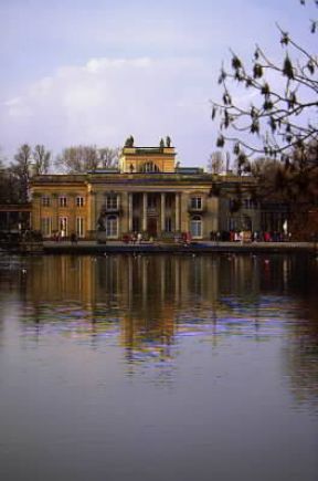 Varsavia. Veduta del parco Lazienski con il Palazzo delle Acque.De Agostini Picture Library/W. Buss