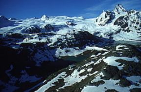 Alpi. Il ghiacciaio del Rutor (sullo sfondo) nella Valle d'Aosta.De Agostini Picture Library/S. Vannini