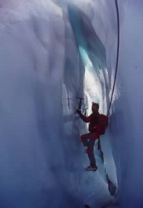 Alpinismo. Un passaggio nel ghiacciaio del Rutor.De Agostini Picture Library/S. Vannini