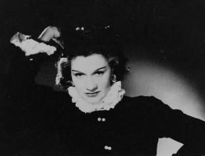 Coco Chanel in una foto di H. Huene.Chanel