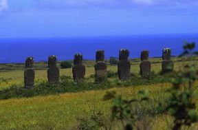 Isola di Pasqua . Le celebri sculture monolitiche erette su piattaforme (ahu), in prossimitÃ  del mare.De Agostini Picture Library/W. Buss