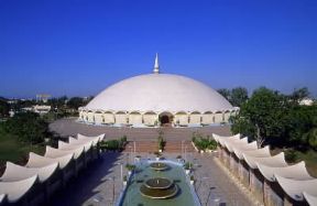 Karachi. Una moderna moschea nella cittÃ  pakistana.De Agostini Picture Library/W. Buss