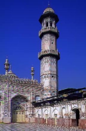Peshawar. Il minareto della ricca decorazione interna della moschea Mahabat Khan.De Agostini Picture Library/W. Buss