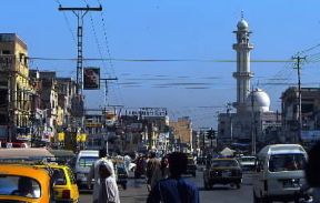 Punjab (Pakistan). Una strada centrale di Rawalpindi, uno dei maggiori centri della regione.De Agostini Picture Library/W. Buss