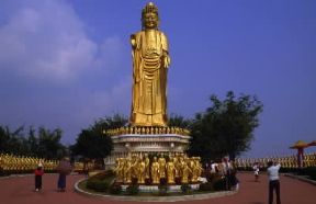 Taiwan. Il Buddha d'oro nel tempio di Fokouangchan a Kaohsiung.De Agostini Picture Library/G. SioÃ«n