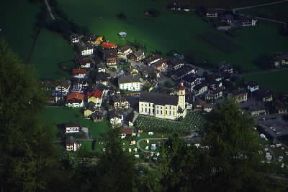 Tirolo. Veduta aerea di Stubaital, uno dei numerosi centri turistici del Paese.De Agostini Picture Library/G. e T. Baldizzone