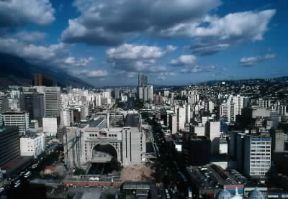 Venezuela. Veduta aerea di Caracas, la cittÃ  piÃ¹ densamente abitata del Paese.De Agostini Picture Library/G. SioÃ«n