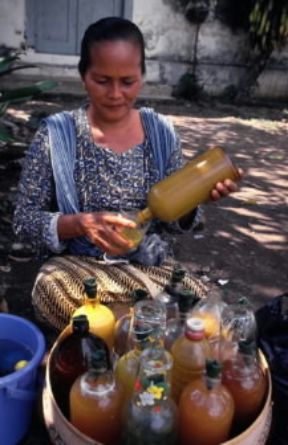 Asia. Venditrice di succhi di frutta al mercato di Pasar Beringhario a Surakarta.De Agostini Picture Library/L. Romano