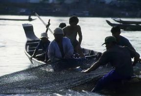 Cambogia. Pescatori sul fiume Mekong.De Agostini Picture Library/C. Sappa
