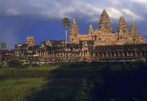 Cambogia. Veduta dell'Angkor Vat, imponente santuario dell'arte khmer ad Angkor (sec. XII).De Agostini Picture Library/C. Sappa
