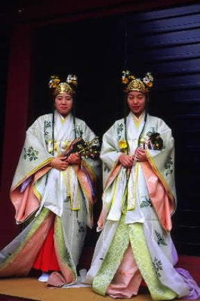 Giappone. Costumi di una cerimonia shintoista.De Agostini Picture Library/G. SioÃ«n