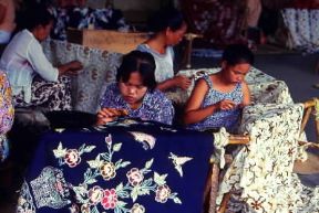 Indonesia . Giovani ragazze indonesiane impegnate nell'arte del batik. De Agostini Picture Library/L. Romano