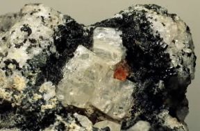 Nefelina. Cristalli di nefelina con cristalli di vesuvianite (giallo-bruni).De Agostini Picture Library / R. Appiani