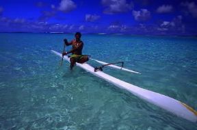 Oceania . Polinesiano sulla tipica piroga a bilanciere nelle acque delle Isole Sottovento nella Polinesia francese.De Agostini Picture Library/W. Buss