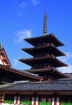 Pagoda . La pagoda del tempio Shitennoji nella cittÃ  giapponese di Osaka.De Agostini Picture Library/G. SioÃ«n