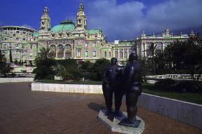 Monaco. Il Casino: la facciata con i giardini e la scultura di Botero, Adamo ed Eva.De Agostini Picture Library / C. Sappa