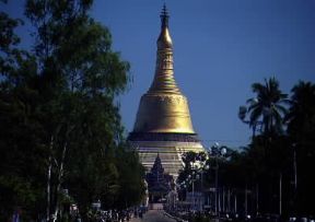 Pegu. Il grande stupa dello Shwemawdaw, uno dei monumenti piÃ¹ significativi della cittÃ  birmana.De Agostini Picture Library/W. Wright