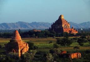 Stupa. Le caratteristiche costruzioni buddhistiche a Pagan (Birmania).De Agostini Picture Library/G. Wright