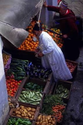 Tangeri. Particolare del mercato della cittÃ  marocchina; il commercio rappresenta l'attivitÃ  prevalente degli abitanti.De Agostini Picture Library/C. Sappa