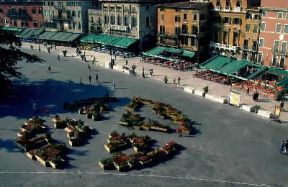 Verona. Veduta di piazza Bra' all'interno del centro storico della cittÃ .De Agostini Picture Library/C. Gerolimetto