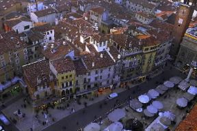 Verona. Veduta aerea della cittÃ  con piazza delle Erbe.De Agostini Picture Library/C. Gerolimetto
