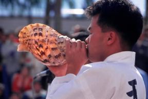 Asia. Suonatore di tromba marina, in una festa nella cittÃ  di Hong Kong.De Agostini Picture Library/C. Sappa