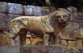 Cirene. Un leone marmoreo vicino al tempio di Apollo.De Agostini Picture Library/C. Sappa