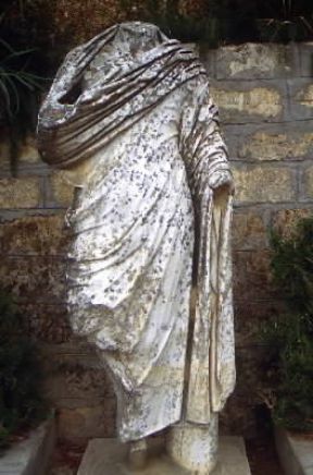 Cirene. Una statua nella cittÃ  antica.De Agostini Picture Library/C. Sappa