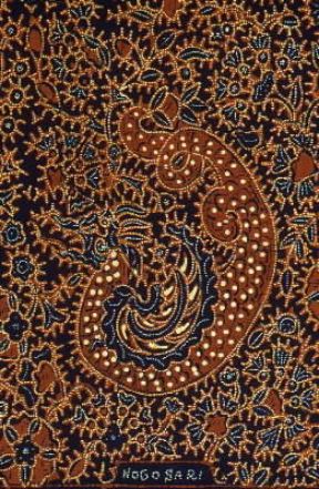 Indonesia . Un esempio di decorazione tessile eseguita con la tecnica batik.De Agostini Picture Library/L. Romano