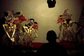 Teatro d'ombre . Marionette del teatro d'ombre wayang kulit in Indonesia. De Agostini Picture Library/L. Romano