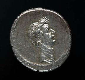 Moneta. Denario d'argento coniato da Giulio Cesare nel 44 a. C., raffigurante la sua effige.De Agostini Picture Library / G. Dagli Orti
