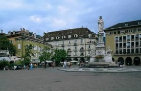 Bolzano. Veduta di piazza Walter.De Agostini Picture Library/G. Veggi