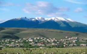 Armenia. Veduta della cittÃ  di Astarak con alle spalle il monte Aragac.De Agostini Picture Library/W. Buss