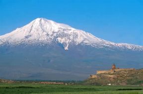 Armenia. Veduta del monte Ararat, con in primo piano il monastero di Hor Virap.De Agostini Picture Library/W. Buss