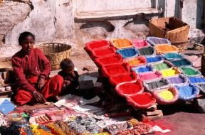 Asia. Venditrice di un mercato nella regione di Kathmandu Pashupatinath, nel Nepal.De Agostini Picture Library/W. Buss