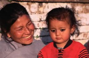 Asia. Donna nepalese con la sua bambina abitante le zone montuose nei pressi di Katmandu.De Agostini Picture Library/W. Buss