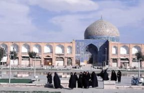 Esfahan. Veduta della piazza reale antistante la Moschea di Sheikh Loftollah.De Agostini Picture Library/W. Buss