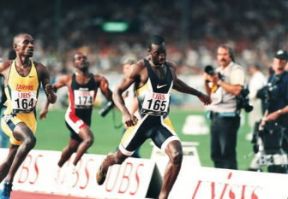 Atletica. L'atleta statunitense Michael Johnson impegnato nella gara dei 200 m. durante il Meeting di Atletica tenutosi a Zurigo nel 1997.Farabolafoto