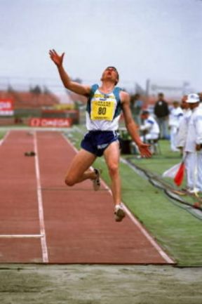 Atletica. Un'esecuzione di un salto in lungo da parte dell'atleta Jonathan Edwards.Farabolafoto