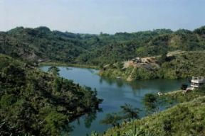 Bangladesh. Veduta di un laghetto nei pressi di Banderban sulle colline di Chittagong.Farabolafoto