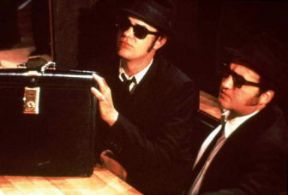 John Belushi. Una scena tratta dal film 'The Blues Brothers' del 1980.Farabolafoto