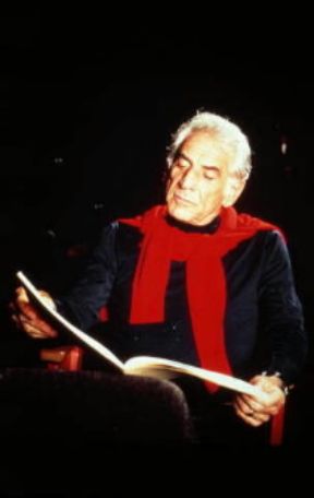 Leonard Bernstein. Il musicista in un momento di lavoro.Farabolafoto