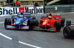 Automobilismo. Alexander Wurz e Michael Schumacher impegnati in un sorpasso durante il Gran Premio di F.1 tenutosi a Montecarlo nel Maggio del 1998.Farabolafoto