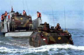 Anfibio. Esempio di mezzo anfibio da sbarco, usato dalle forze NATO.Farabolafoto