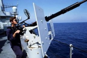 Artiglieria. Pezzo di artiglieria contraerea su una nave da guerra della NATO:Farabolafoto