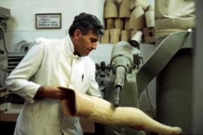 Bioingegneria. Esempio di gamba artificiale prodotta in una fabbrica di protesi di Sarajevo.Farabolafoto